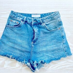 TOPSHOP MOM Distressed Jean shorts
